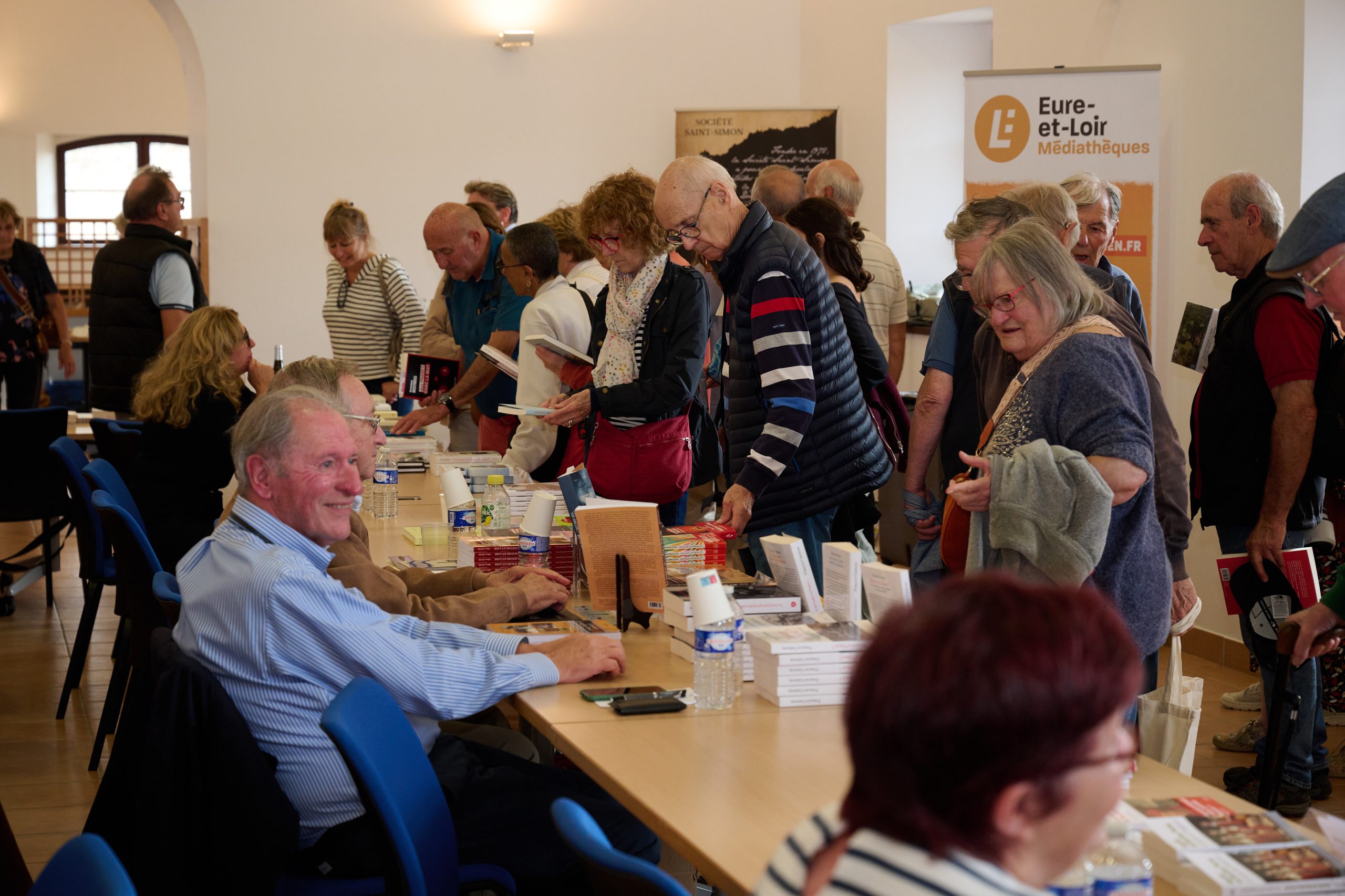 Tables de dédicaces avec auteurs et visiteurs de la Fête des Livres 2026
